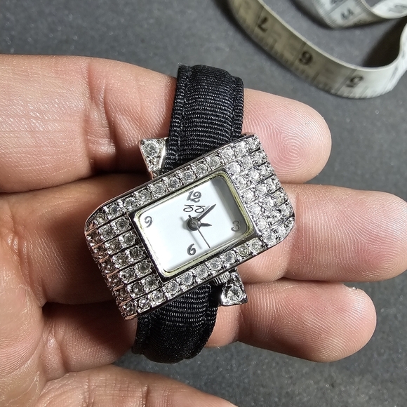 Suzanne Somers Ladies Crystal Encrusted Oblong Silvertone Quartz Watch Working s - Picture 1 of 11